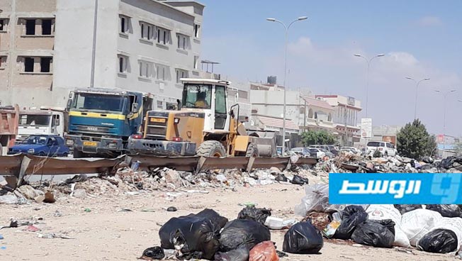 بلدية بنغازي توقع عقودًا بمليوني دينار شهريًا لنظافة المدينة