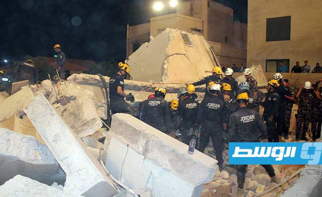 صور من مكان انهيار مبنى بمنطقة اللويبدة في العاصمة عمّان (حساب التلفزيون الرسمي)