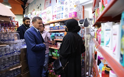رئيس الوزراء يتفقد أسعار السلع الأساسية بمدينة طرابلس (صفحة الحكومة على فيسبوك)