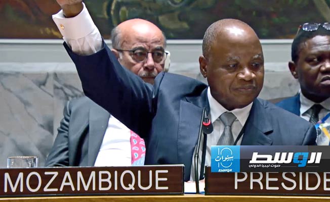 مندوب موزمبيق رئيس مجلس الأمن يصوت بالامتناع عن تمديد فرض حظر السلاح على ليبيا، 31 مايو 2024. (صورة مثبتة من فيديو: مجلس الأمن)