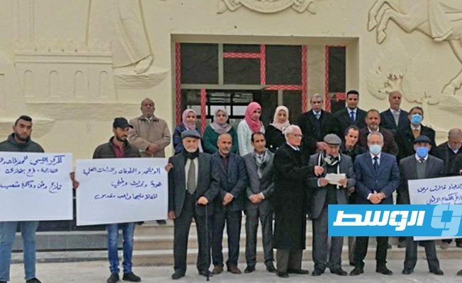 الوقفة الاحتجاجية لأساتذة التاريخ أمام مقر المركز الليبي للمحفوظات في بنغازي. (الإنترنت)