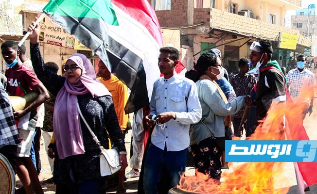 سودانيون خلال تظاهرهم ضد الحكم العسكري في الخرطوم، 30 ديسمبر 2021. (فرانس برس)