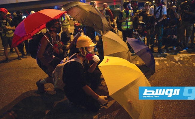 عودة الصدامات العنيفة بين محتجين وشرطة هونغ كونغ