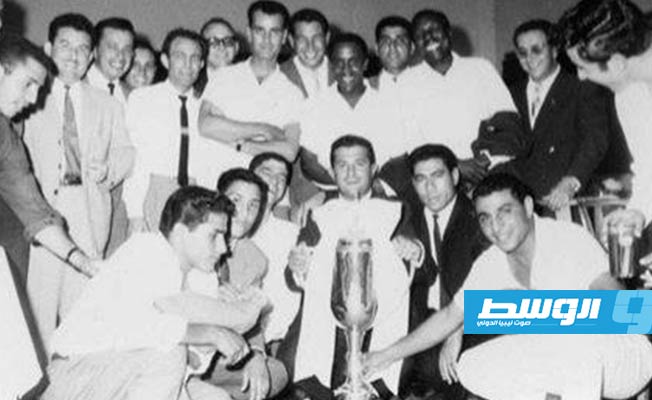 الراحل أيليو مع أسرة نادي الهلال بمقر النادي ببنغازي في الستينات. (إنترنت)