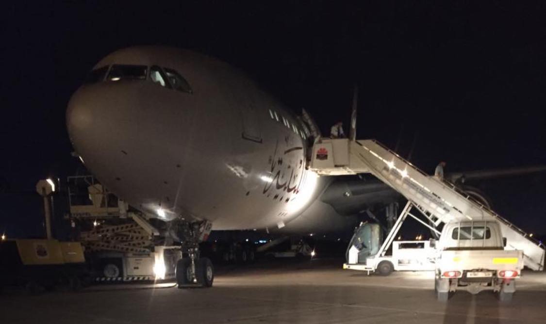 بالصور.. وصول طائرة إمدادات طبية من تركيا إلى مطار مصراتة