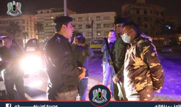 مدير أمن بنغازي العميد عادل عبدالعزيز خلال تفقد نقاط أمنية بمدينة بنغازي. (فيسبوك)