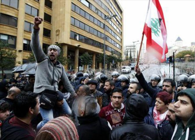 المئات يتظاهرون في بيروت ضد الفساد وسوء الأوضاع المعيشية