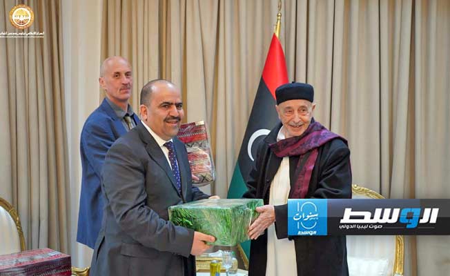 السفير الجزائري لدى ليبيا سليمان شنين يسلم هدية لرئيس مجلس النواب عقيلة صالح، الإثنين 1 أبريل 2024 (المكتب الإعلامي لمجلس النواب)