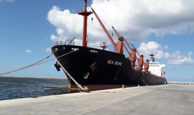 ميناء بنغازي يستقبل 7 سفن حاويات محملة بأطنان من القمح والشعير