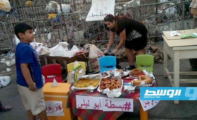 الباعة المتجوّلون يجدون زبائنهم في تظاهرات بيروت