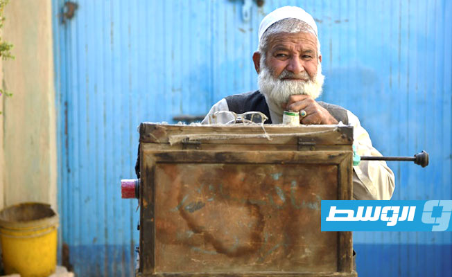 آلات التصوير الخشبية بطريقها للزوال في أفغانستان