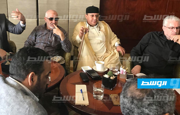 وزير المهجرين بحكومة الوفاق يوسف جلالة يلتقي بعدد من المهجرين الليبيين في مصر. (الوسط)