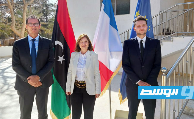 السفيرة الفرنسية والموظفين أمام مقر السفارة في العاصمة طرابلس. الاثنين 29 مارس 2021. (السفارة الفرنسية)