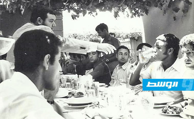 من اليمين يونس البرناوي وعوض شمسه يوم غداء العراسة يونيو 1971