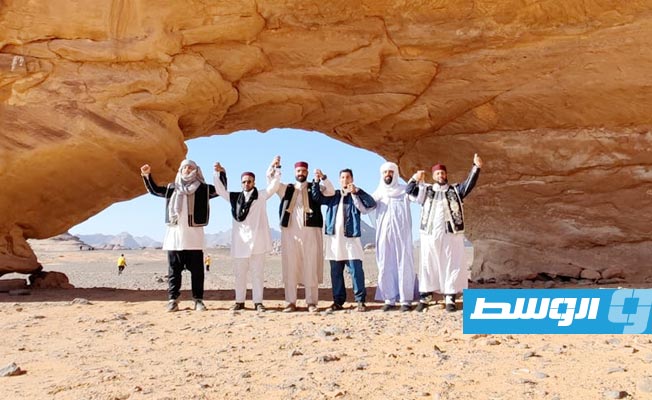 شباب من مختلف مناطق ليبيا يرتدون الزي الوطني بجبال أكاكوس. (تصوير: طه الديباني).