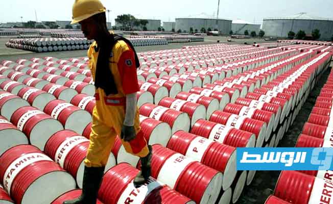 النفط يتراجع بعد فرض قيود جديدة لاحتواء «كوفيد» بالصين