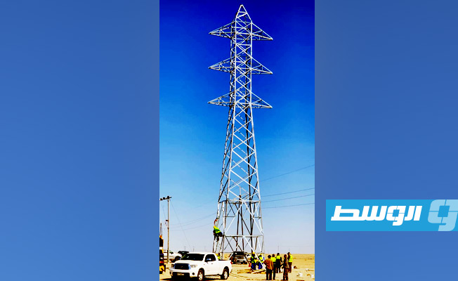 جانب من أعمال تدشين أبراج نقل الكهرباء الجديدة بشركة الخليج العربي للنفط. (شركة الخليج العربي للنفط)