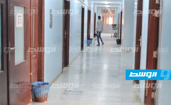 ممر أحد الأقسام الداخلية بمركز سبها الطبي. (تصوير: رمضان كرنفودة)