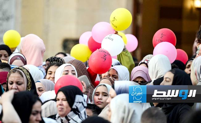 سيدات يتجمعن في مسجد السيدة زينب بالقاهرة (إ.ب.أ)