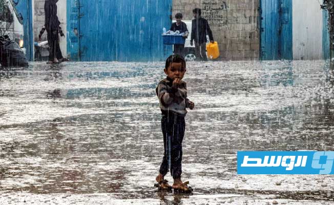 النازحون في غزة يواجهون الأمطار بعد الجوع والعطش والقصف الإسرائيلي المتواصل