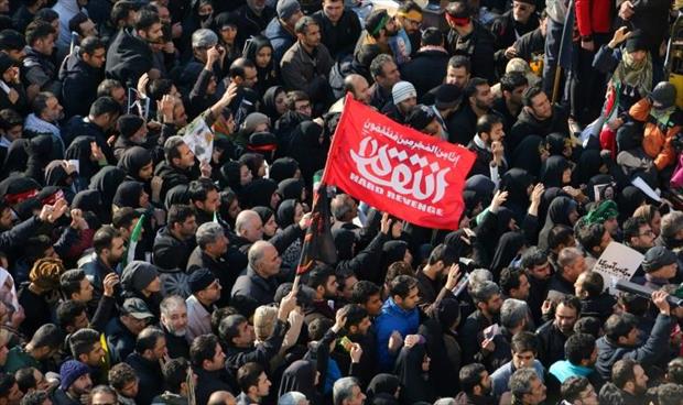 بالفيديو: حشود ضخمة تشارك في مراسم دفن سليماني بمسقط رأسه