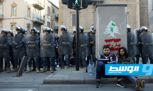 توقيف قاصرين على خلفية إزالة لافتة لحزب الرئيس عون يثير غضبا في لبنان