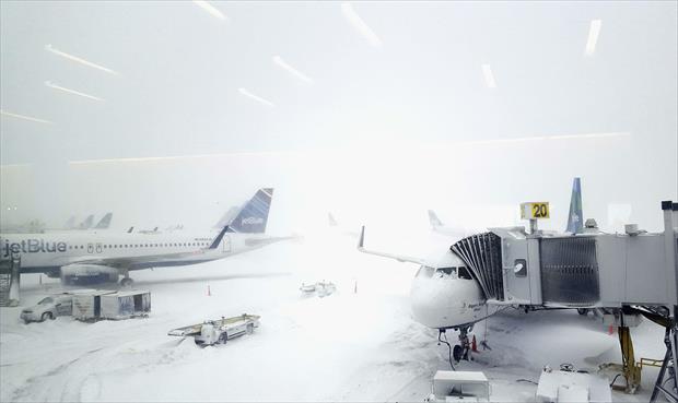 العاصفة الثلجية تجبر مطارات نيويورك على إلغاء مئات الرحلات الجوية