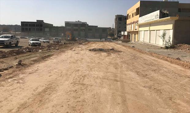 بلدية طبرق تشرع في صيانة طريق سوق النسر وسط المدينة