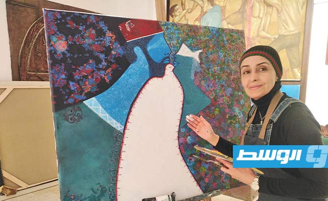 الفنانة فاطمة الفرجاني وعملها المشاركة به (بوابة الوسط)