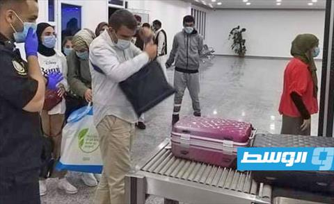 وصول 134 مواطنًا ليبيًّا من العالقين في الخارج إلى مطار الأبرق