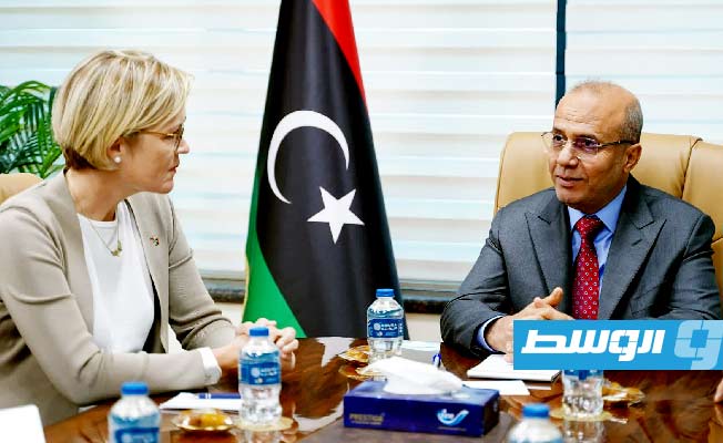 اللافي خلال اجتماعه مع السفيرة البريطانية لدى ليبيا كارولين هورندال، 21 أغسطس 2022. (المجلس الرئاسي)