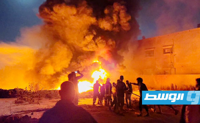 بالصور.. إخماد حريق قرب مستودع رأس المنقار في بنغازي