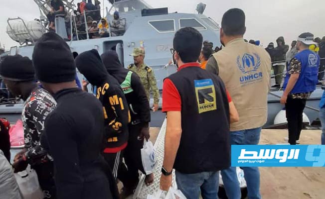 إنقاذ 334 مهاجرًا أفريقيًّا شمال غرب طرابلس، 30 أبريل 2021. (القوات البحرية)