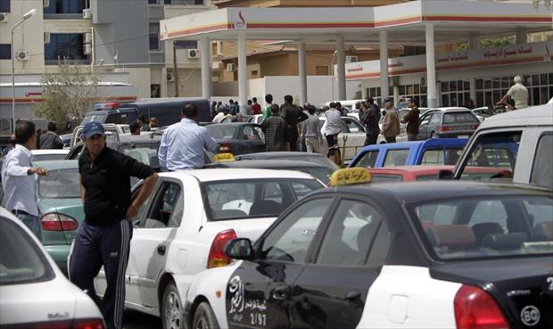 لجنة الأزمة بطرابلس توضح أسباب الازدحام على محطات الوقود