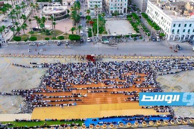 صلاة العيد في ميدان الشهداء (صور)