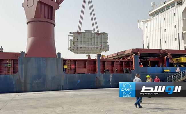 من عمليات إنزال شحنة محولات كهرباء بميناء طرابلس البحري، 25 مايو 2024. (شركة الكهرباء)