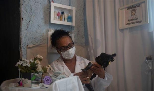 «طبيبة الدمى» بطلة لأطفال ريو دي جانيرو في زمن «كورونا»