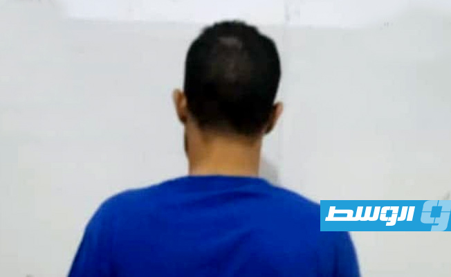 المتهم بالإتجار بالخمور بمنطقة بوعطني في بنغازي، 21 نوفمبر 2023. (مديرية أمن بنغازي)