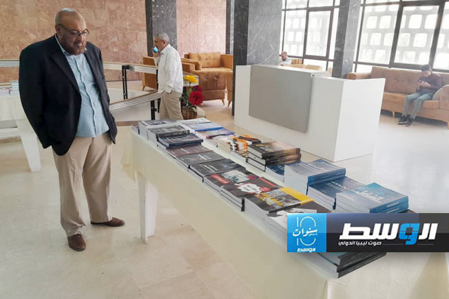 جانب من معرض الكتاب الذي أقيم على هامش الاحتفالية باليوم العالمي للكتاب وحقوق المؤلف على مسرح جمال الدين الميلادي في العاصمة طرابلس.(وزارة الثقافة والتنمية المعرفية)
