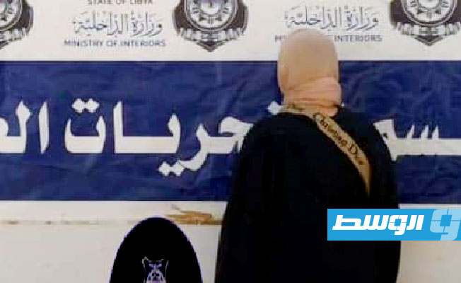مديرية أمن بنغازي: القبض على سيدة تحترف سرقة الهواتف من الفنادق