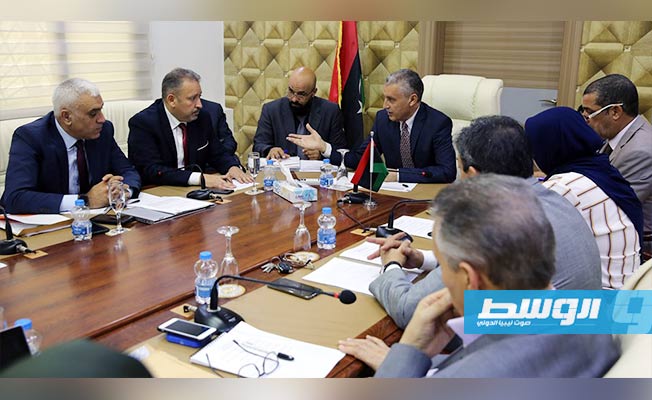 جانب من اجتماع أمين عام مجلس الوزراء مع أعضاء اللجنة التنفيذية للامتحانات. (حكومة الوفاق عبر فيسبوك)