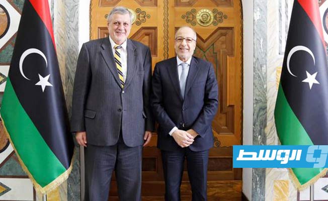 محافظ مصرف ليبيا المركزي الصديق الكبير يجتمع مع رئيس بعثة الأمم المتحدة للدعم في ليبيا المستقيل، يان كوبيش. (صفحة المصرف على فيسبوك)