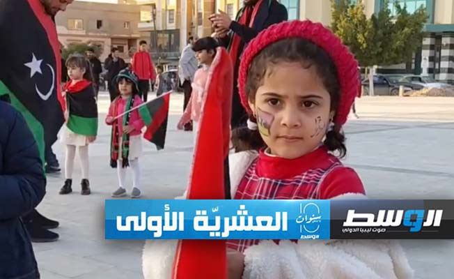 طفلة تحمل علم ليبيا خلال الاحتفال بذكرى ثورة 17 فبراير في طبرق، السبت 17 فبراير 2024 (لقطة مثبتة من الفيديو: قناة الوسط)