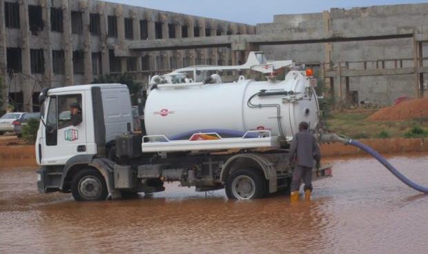 بالصور.. شفط مياه السيول من جامعة بنغازي