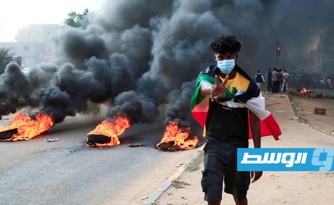 متظاهرون سودانيون يغلقون شوارع في الخرطوم
