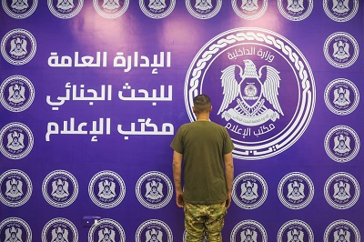 ضبط مروج للمخدرات بزي عسكري في بنغازي