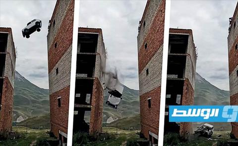 بالفيديو: سائق «لادا» يقفز من فوق مبنى بارتفاع 50 قدما وينجو بأعجوبة
