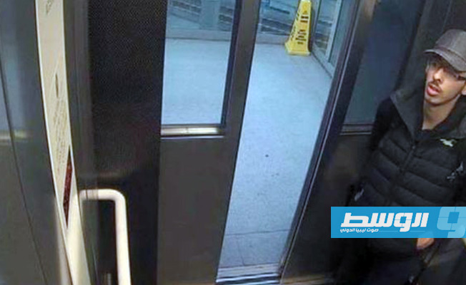 سلمان العبيدي في مصعد ينقله إلى بهو ملعب مانشيستر أرينا. (بي بي سي).