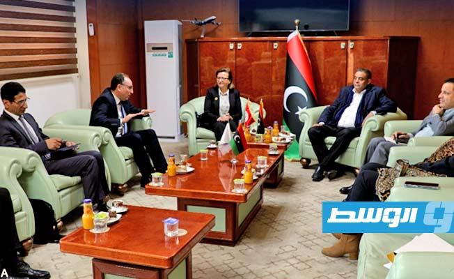 الشهوبي يبحث مع مسؤولة تونسية تسوية الديون الليبية