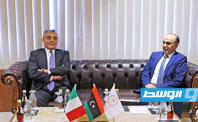 سفير إيطاليا لدى ليبيا جوزيبي بوتشينو خلال لقائه مع رئيس المجلس التسييري لبلدية بنغازي الصقر عمران (بلدية بنغازي)